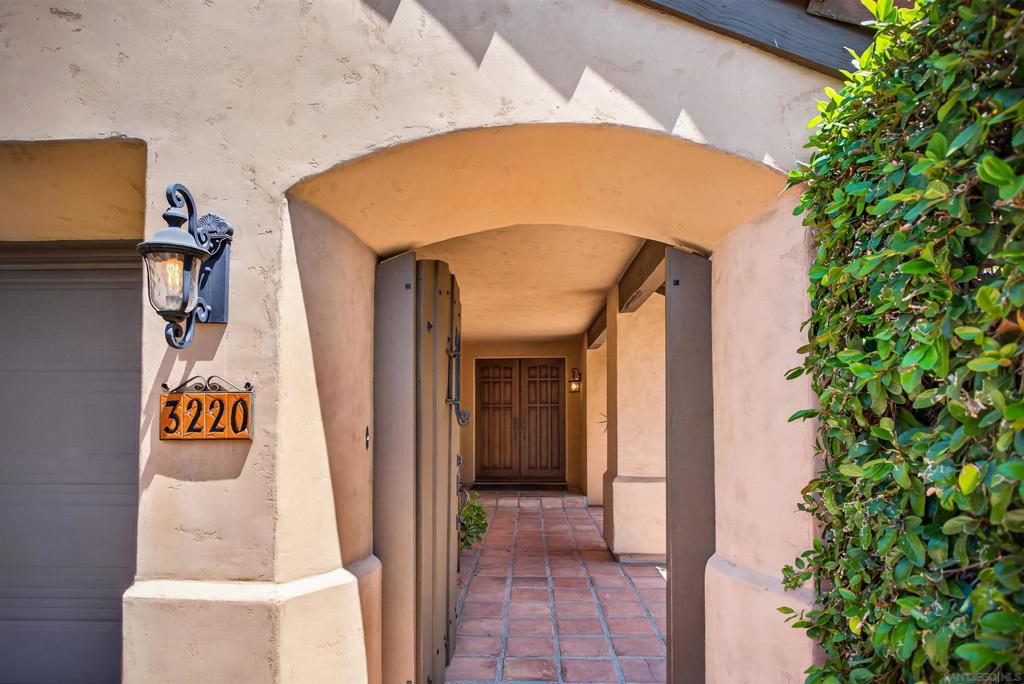 3220 Avenida Reposo