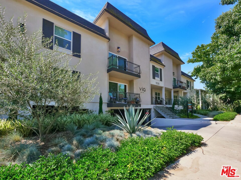 Built in 1984, the property is not subject to Los Angeles rent control, instead allowing for higher annual rent increases. This is particularly beneficial to the new owner, who can more rapidly capitalize on the approximately 45% upside in rents. Current rents for unrenovated units average only $1.82 per square foot, while renovated units are achieving approximately $2.52 per square foot. Through the current owner's implementation of a successful value-add strategy, rents for the three renovated units generate an additional $1,062 per month above the average rent for an unrenovated unit. The attractive unit mix includes spacious floorplans, with half of the units featuring large lofts and high ceilings. Apartment interior amenities include central air and heating, wood flooring, fireplaces, private patios/balconies, and stainless steel appliances.