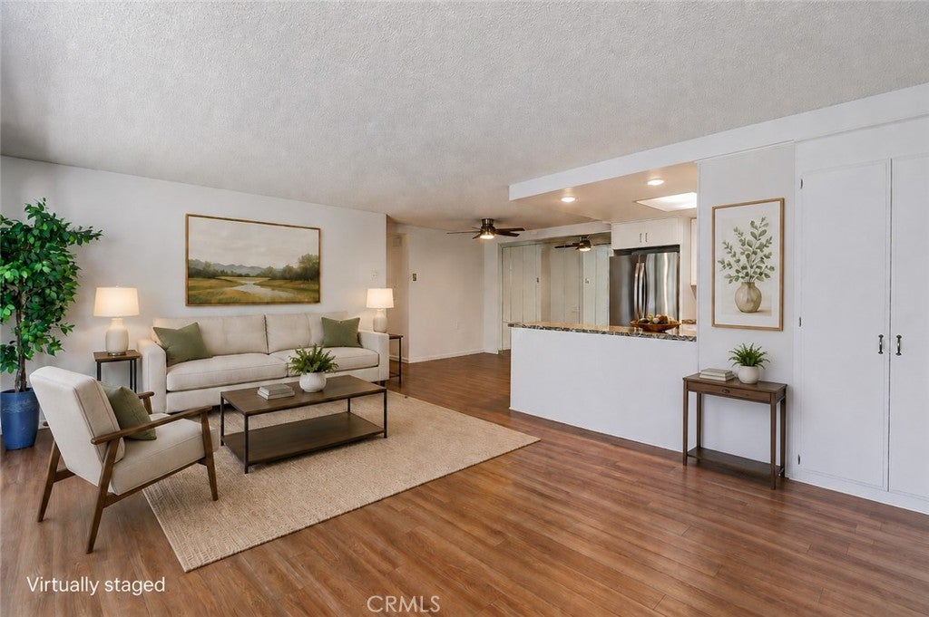 2251 Via Mariposa E O