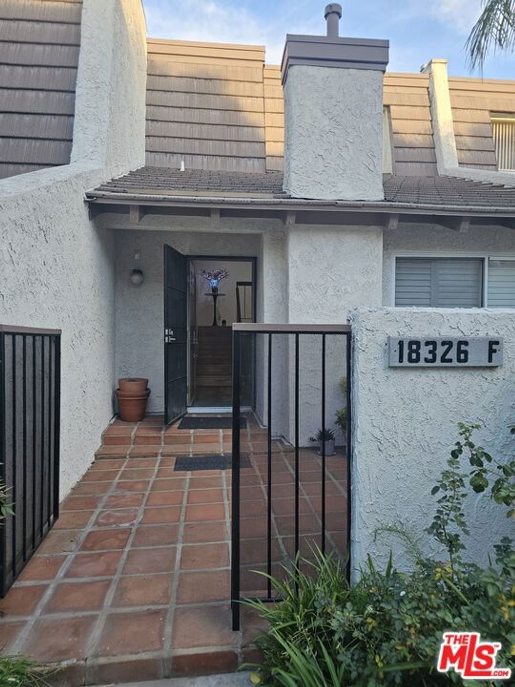 Photo of 18326 Collins Street #F, Tarzana, CA 91356 (MLS # 26657929)