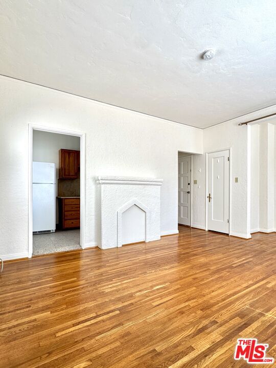 Properties 3 121 N Swall Drive 8