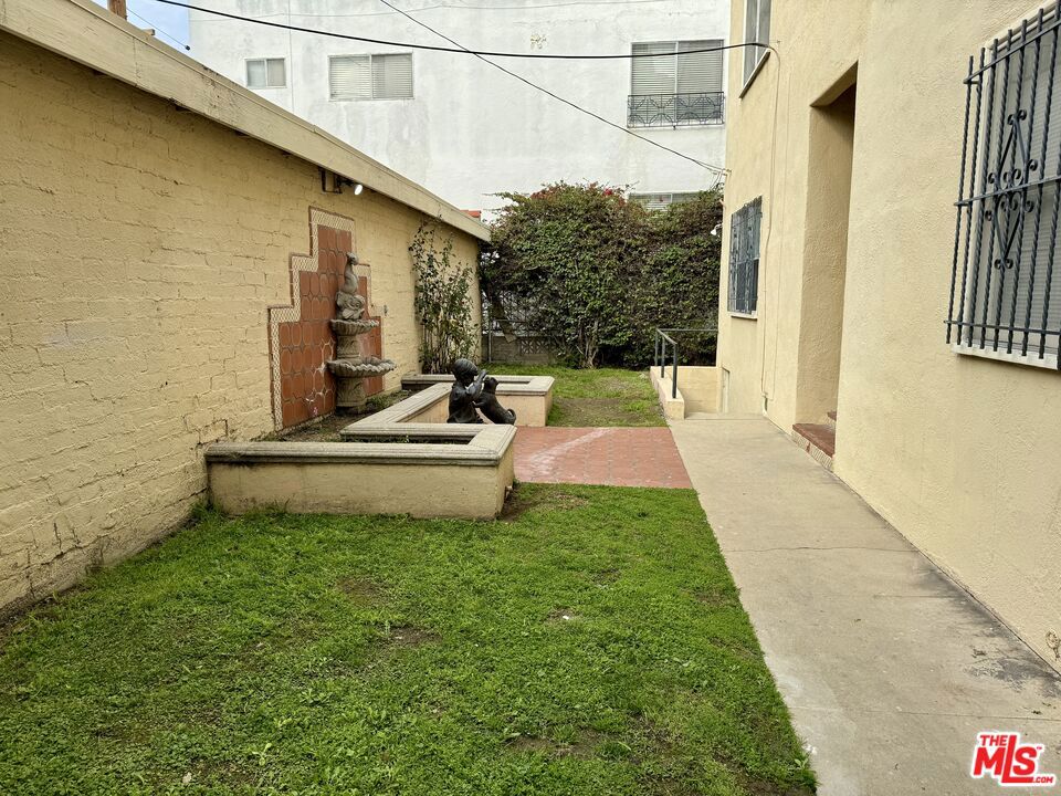 Properties 2 121 N Swall Drive 8