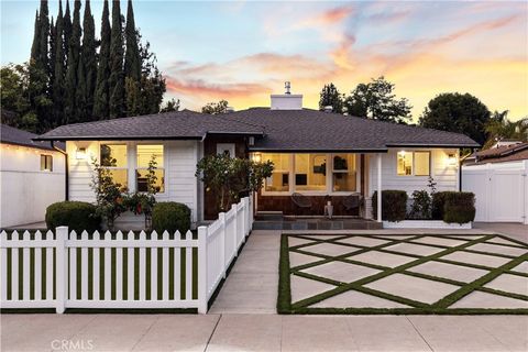 Photo of 12947 La Maida Street, Sherman Oaks, CA 91423 (MLS # SR25263976)