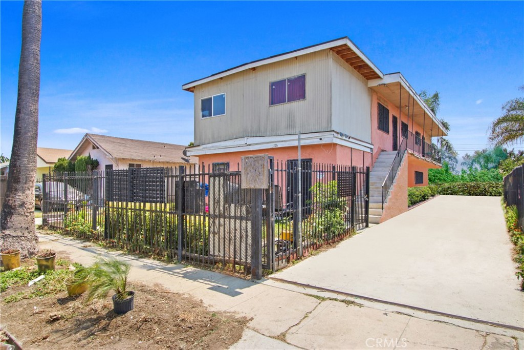 Welcome First-Time Buyers & Investors!
Discover this well-maintained 4-unit complex located in the heart of Los Angeles. The property features THREE 2-bedroom, 1-bath units and
ONE spacious 3-bedroom, 1-bath unit, offering strong rental income potential and long-term appreciation. Perfect for an investor seeking stable cash flow or a first-time buyer looking to live in one unit while renting out the others, this property provides an excellent opportunity to build wealth through real estate.