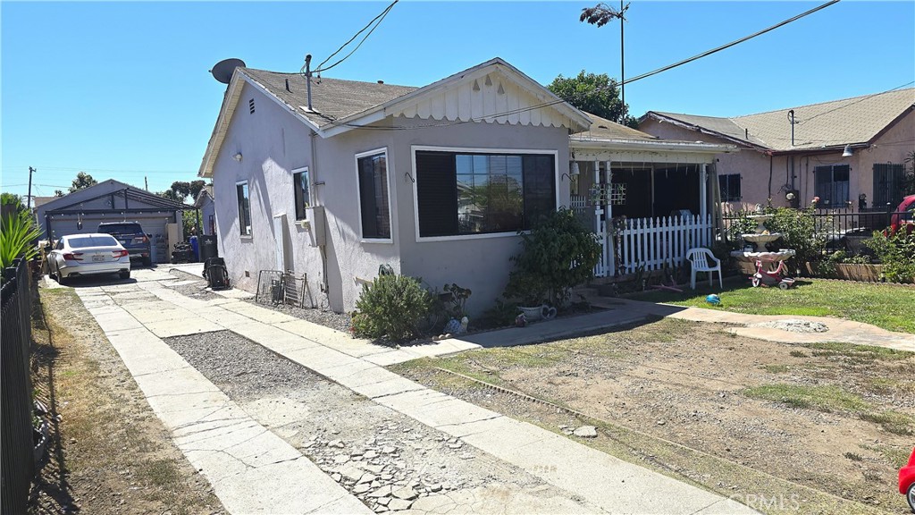 Charming Two-Bedroom, One-Bathroom Home in the Heart of Los Angeles! This true gem is perfectly situated near all the conveniences and SoFi Stadium. The home features copper plumbing, updated electrical systems, dual-pane windows for energy efficiency, a large backyard, sturdy block fencing on the sides, and laminated flooring. This property offers great potential!