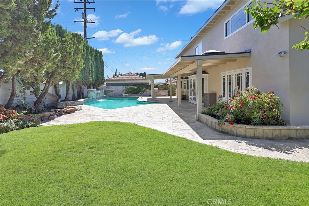 1214 E Palmdale