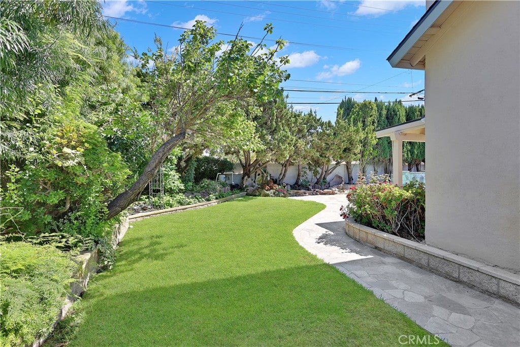 1214 E Palmdale