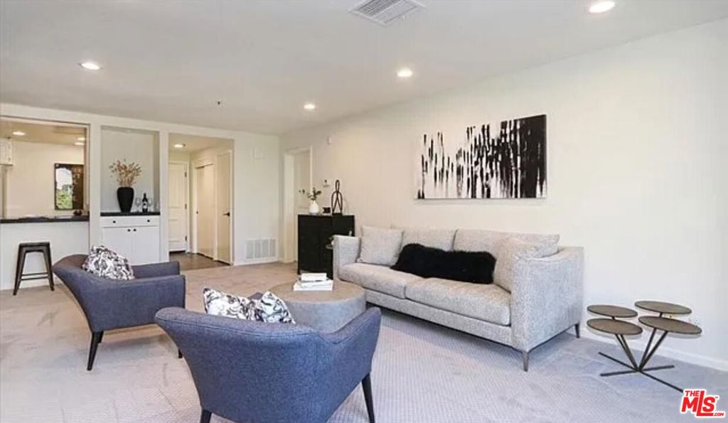 880 W 1st Street 211