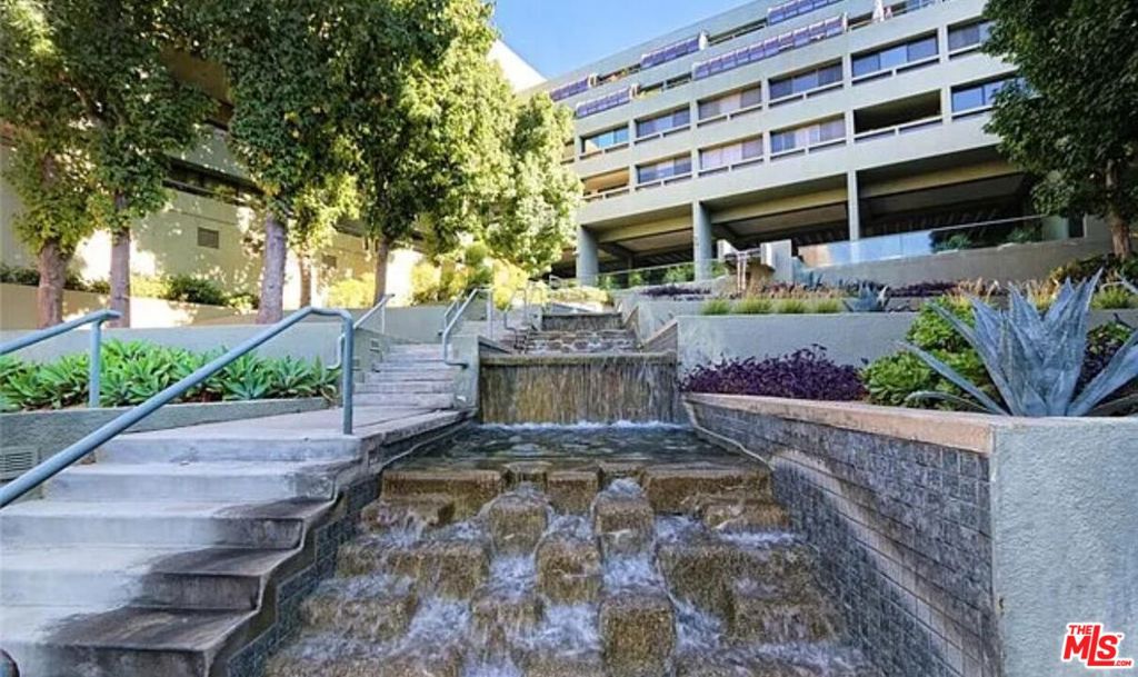880 W 1st Street 211