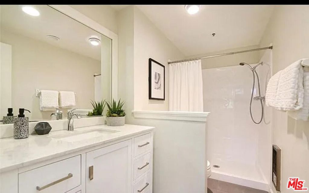 880 W 1st Street 211