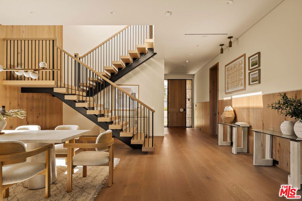 Photo of 11556 Blix Street, Valley Village, CA 91602 (MLS # 25609525)