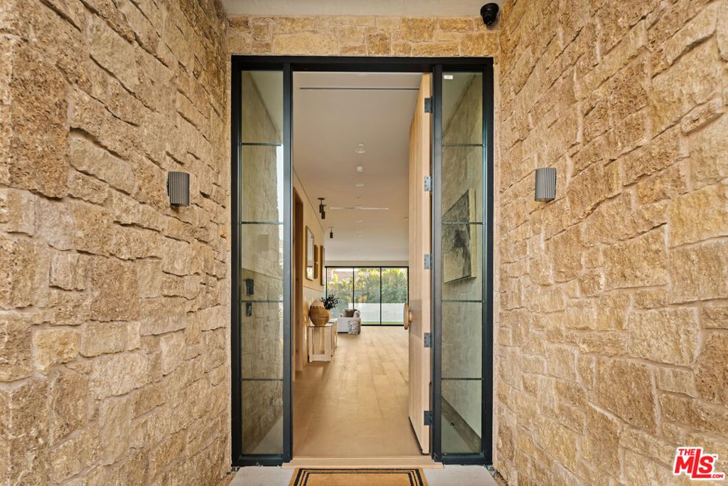 Photo of 11556 Blix Street, Valley Village, CA 91602 (MLS # 25609525)