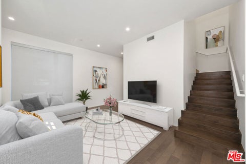Photo of 935 N San Vicente Boulevard #1, West Hollywood, CA 90069 (MLS # 26101912)