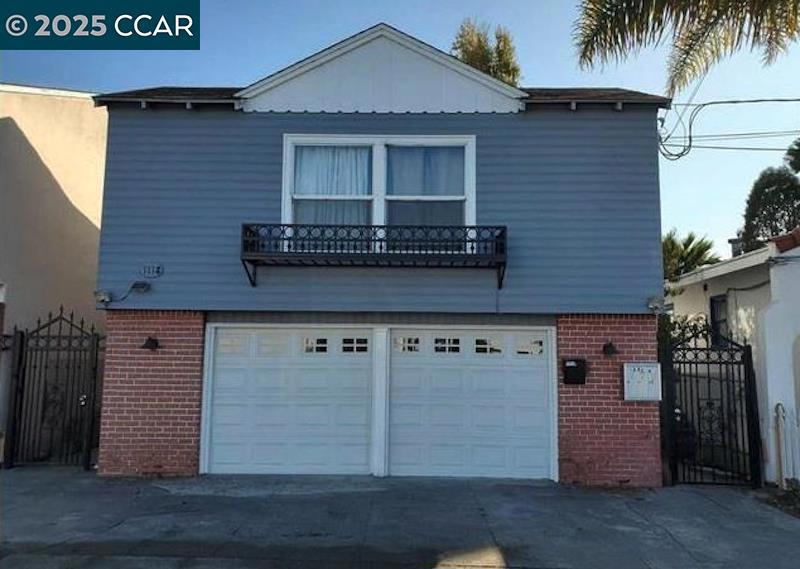 This well-located duplex on Dwight Way is conveniently close to a variety of shops, restaurants, and public transportation!