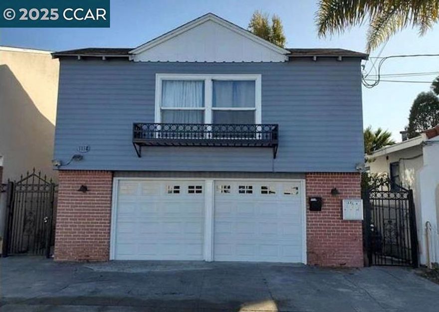 This well-located duplex on Dwight Way is conveniently close to a variety of shops, restaurants, and public transportation!