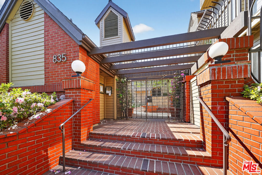 835 S Lucerne Boulevard 105