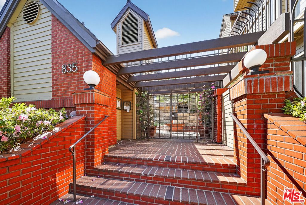 Photo of 835 S Lucerne Boulevard #105, Los Angeles, CA 90005 (MLS # 26667515)