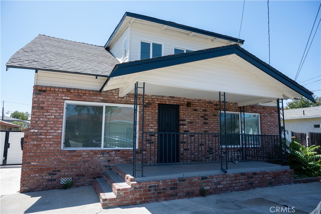 Income Property! This beautifully remodeled triplex is a rare find—ALL UNITS delivered without tenants and ready for immediate occupancy or
rental. Each of the three units is exceptionally spacious, thoughtfully updated with modern finishes, and designed for
comfortable living. Whether you're an owner-occupant looking to live in one unit while generating rental income from the
others, or an investor seeking a fully turnkey property with strong cash flow potential, this property checks all the boxes.
The layout offers maximum flexibility, and the property includes three garage spaces—ideal for added convenience and
additional income potential. you have a clean slate to set your own rents and tenants. Don’t miss this incredible
opportunity to own a fully renovated, income-producing property in a desirable area!