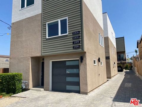 Photo of 2199 W Court Street, Los Angeles, CA 90026 (MLS # 25595013)