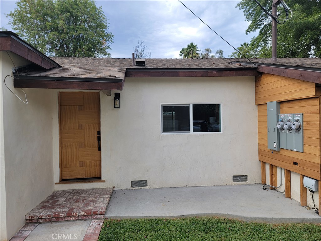 Discover modern comfort in this beautifully renovated 2-bedroom, 2-bathroom home, perfect for those seeking both style and convenience! Enjoy an upgraded kitchen featuring quality appliances—including a gas stove, hood range, refrigerator, and in-unit washer and dryer—making daily living a breeze. Elegant vinyl wood flooring flows throughout the home, complemented by new dual-pane windows for enhanced comfort and energy efficiency.
Stay cool year-round with central air conditioning and a state-of-the-art Nest thermostat. Enjoy endless hot water with a tankless water heater. The home also includes convenient 1-car driveway parking.
All utilities are included except electricity, so you'll enjoy significant savings on gas, trash, water, and landscaping. This inviting home is ready for you—don’t miss your chance to live in a stylish, move-in ready space with unbeatable value!