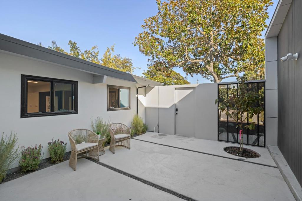 947 Colonial Lane