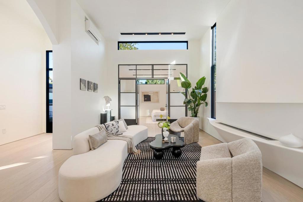 947 Colonial Lane
