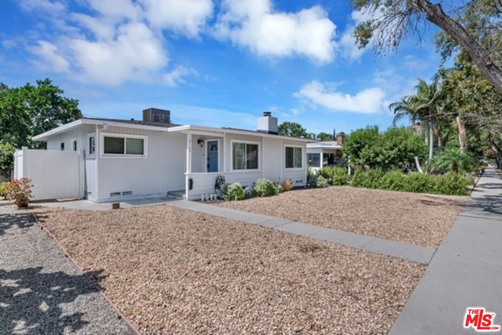 Photo of 18148 Hartland Street, Reseda, CA 91335 (MLS # 25619031)