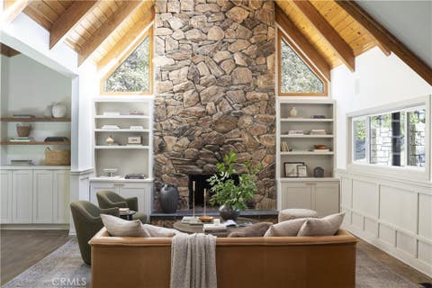 Photo of 995 Tirol Lane, Lake Arrowhead, CA 92352 (MLS # IG26183588)