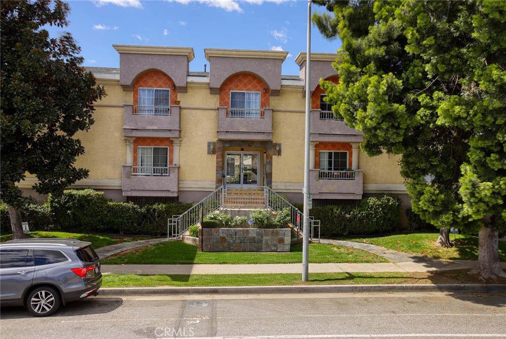 The seller will payoff the special assessment , in escrow, with and acceptable offer !!!!!!!!!Bright and inviting three-bedroom two bath condo in a great location close to Lake Balboa. This unit features a spacious living room filled with natural light, creating a warm and welcoming atmosphere. Remodeled kitchen with quartz counters and breakfast bar and a good-sized dining area. The primary suite is a true retreat with a walk-in closet, en-suite bathroom, and private balcony. Both bathrooms have been updated with modern finishes. Enjoy the comfort of central AC and heating year-round and your own in unit laundry. This unit also includes two tandem subterranean parking spaces for added convenience. Plus, the community offers amenities, including a sparkling pool, hot tub, gym and gated parking. With easy access to shopping, dining, and major freeways, this home offers the perfect blend of comfort and convenience