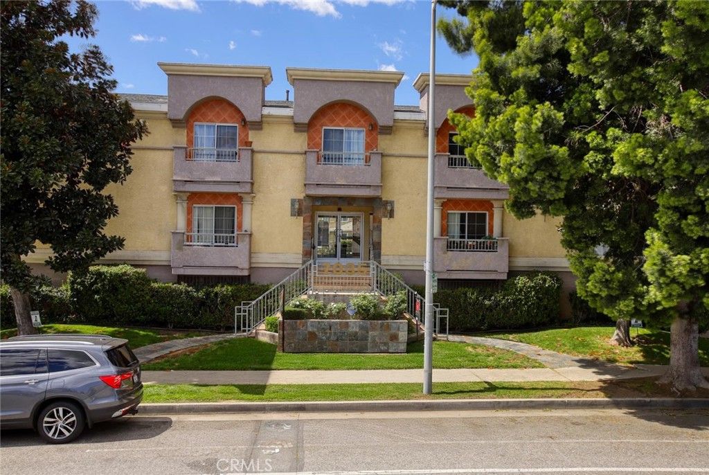 Photo of 7035 Woodley Avenue #204, Van Nuys, CA 91406 (MLS # GD25118228)