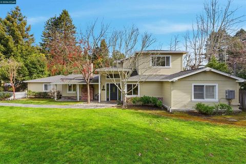 Photo of 82 Sleepy Hollow Ln Ln, Orinda, CA 94563 (MLS # 41122777)