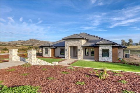 Photo of 155 Vista Montana Ln Ln, Arroyo Grande, CA 93420 (MLS # SC26027914)