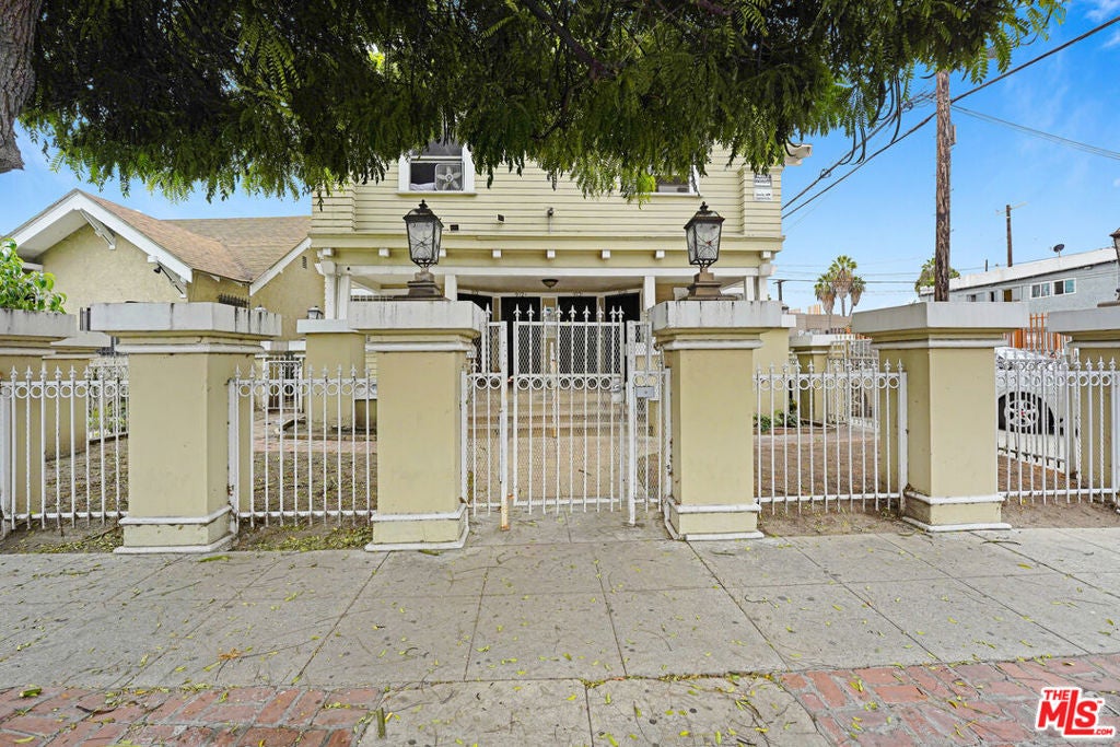 972 W 47th Street