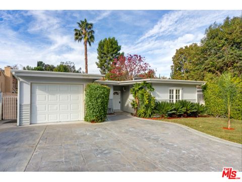 Photo of 5049 SERRANIA Avenue, Woodland Hills, CA 91364 (MLS # 26663463)
