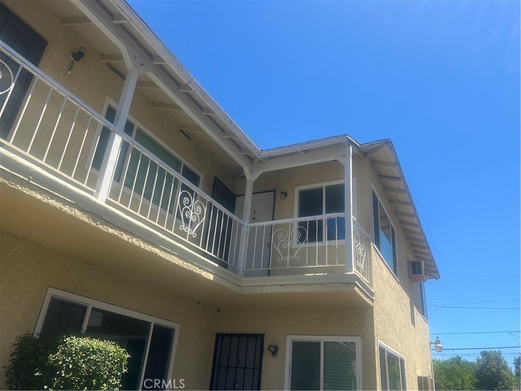 Welcome to this cozy and charming second level apartment, freshly painted and move in ready! Enjoy the warmth of the beautifully hardwood floor throughout. The kitchen comes equipped with a refrigerator and stove., making it easy to settle in right away. The building also features convenient on site laundry facilities and includes one assigned parking space. Located in a great area, close to shops. Don't miss your chance come check it out before it's gone!