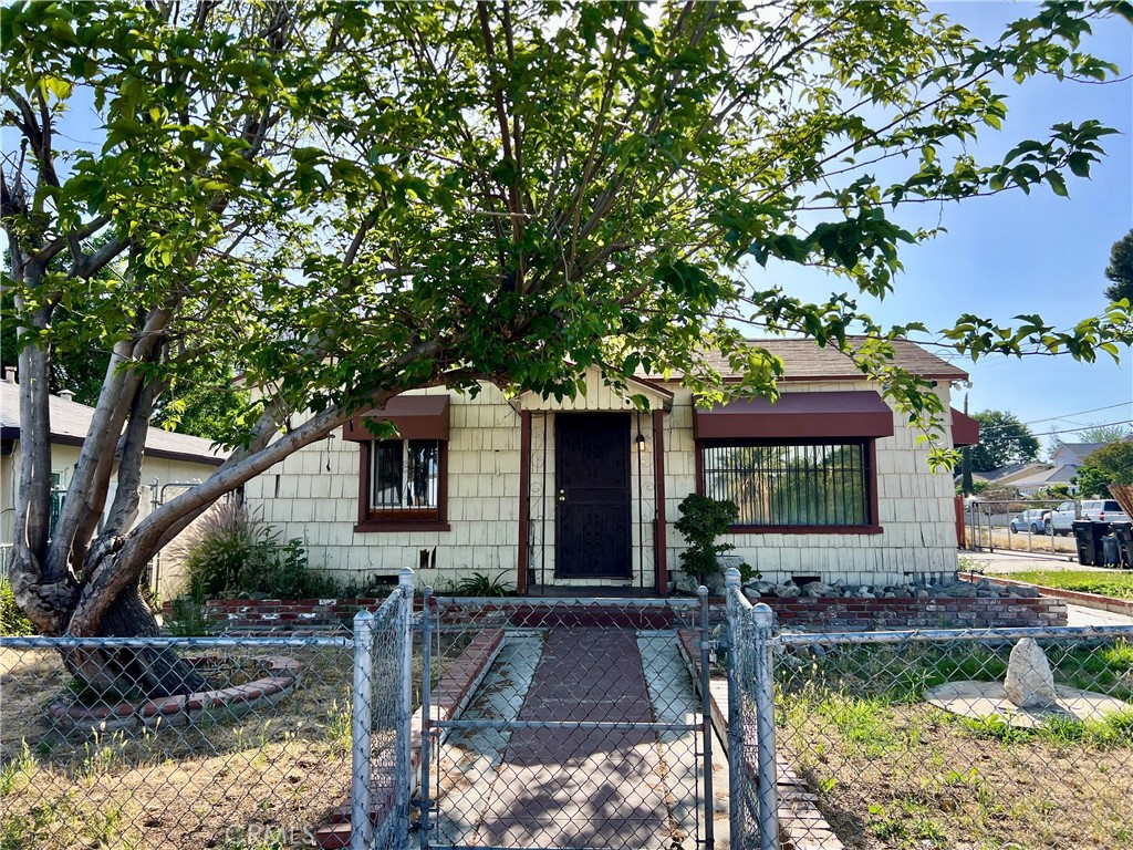 This charming 2-bedroom, 1-bathroom house is now available for rent in a prime location close to shopping centers, schools, and public transportation. Perfect for small families, professionals, or students, this home offers comfort and convenience. All utilities are included in the rent.