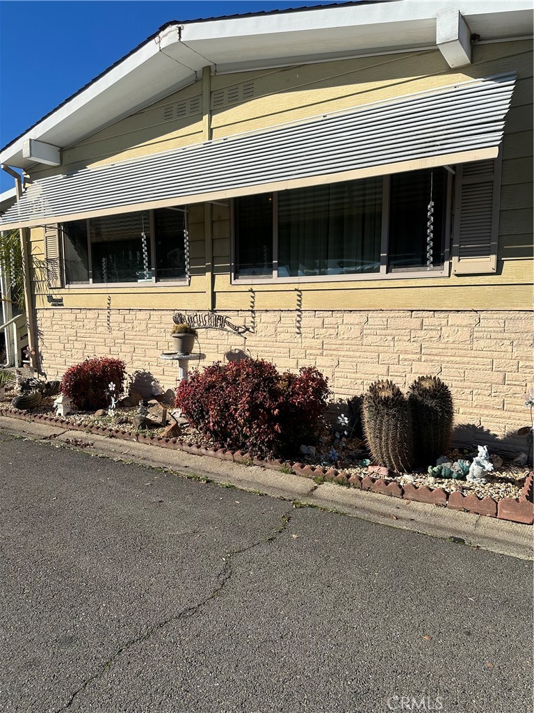 Well maintained Senior home in Casa De Flores Mobile Home Park. Needs a little TLC.