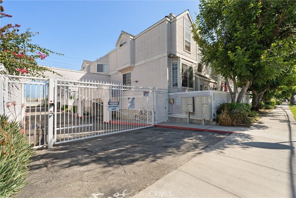 1751 E 68th 12