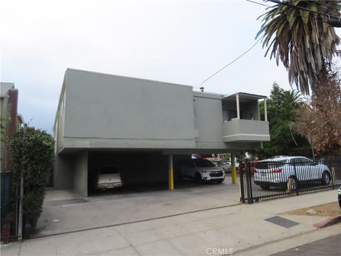 Photo of 2204 W 26th Pl, Los Angeles, CA 90018 (MLS # SR26009123)
