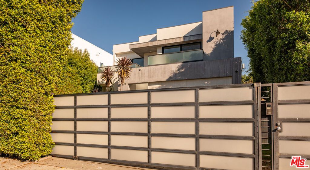 Photo of 926 N Crescent Heights Boulevard, Los Angeles, CA 90046 (MLS # 25630397)