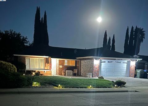 Photo of 2135 Bluebell Drive Dr, Livermore, CA 94551 (MLS # 41114036)