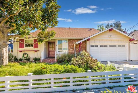 Photo of 5744 Wilkinson Avenue, Valley Village, CA 91607 (MLS # 25629863)