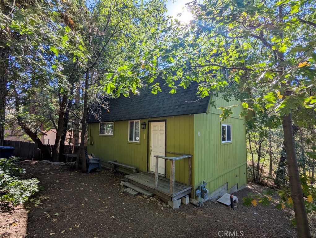 Charming Moonridge Cabin on an Oversized Lot! Discover this 2-bedroom, 1-bathroom mountain cabin. Sitting on an exceptional, nearly flat lot, it offers rare potential in the heart of Moonridge. The circular driveway offers easy access and ample parking, while the expansive backyard provides endless potential! Whether you envision adding a garage, hot tub, guest house, or creating your dream outdoor oasis, the choice is yours!
Inside, enjoy the warmth of a wood-burning fireplace, a convenient breakfast bar, and the serene backdrop of towering pines.