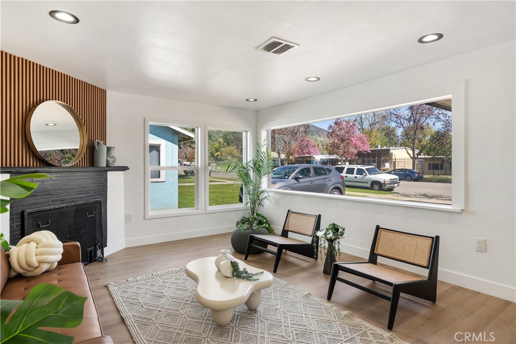 915 N Pasadena Avenue