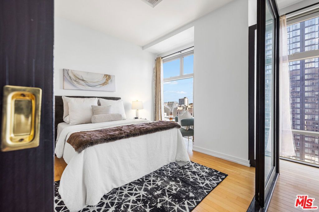 Photo of 801 S Grand Avenue #1508, Los Angeles, CA 90017 (MLS # 25609239)