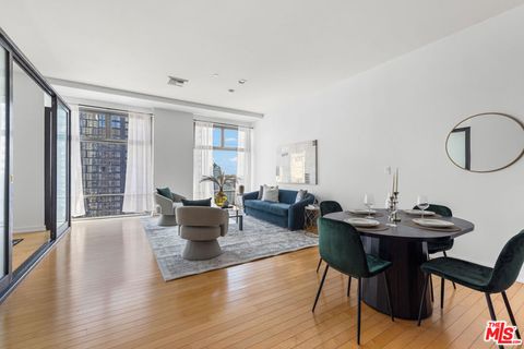 Photo of 801 S Grand Avenue #1508, Los Angeles, CA 90017 (MLS # 25609239)