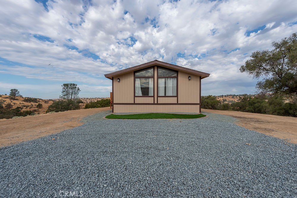 Welcome to 27062 Road 400! This beautifully updated mobile home features 3 bedrooms and 2 bathrooms within 1,400 sq. ft. of comfortable living space. Situated on a permanent foundation, this home offers stunning views of the surrounding foothills and is just a short drive from Hensley Lake.
With approximately 2.5 acres, you'll enjoy plenty of outdoor space for relaxation and recreation. Don't miss your chance to see this lovely property call today for a viewing!