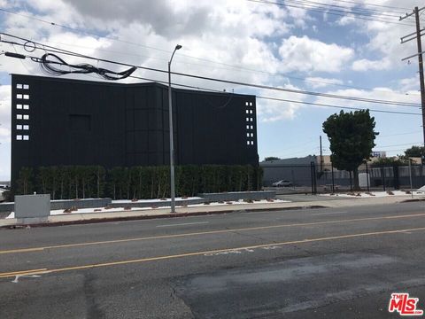 6840 Hayvenhurst Avenue Van Nuys CA 91406