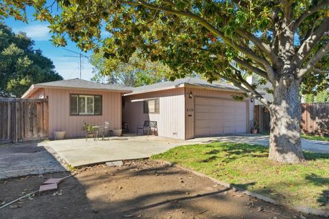 Photo of 828 Weeks Street, East Palo Alto, CA 94303 (MLS # ML82041802)