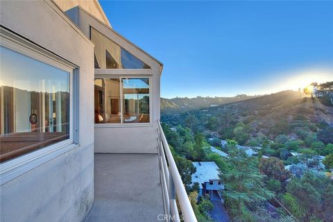 2579 Leicester Drive Los Angeles CA 90046